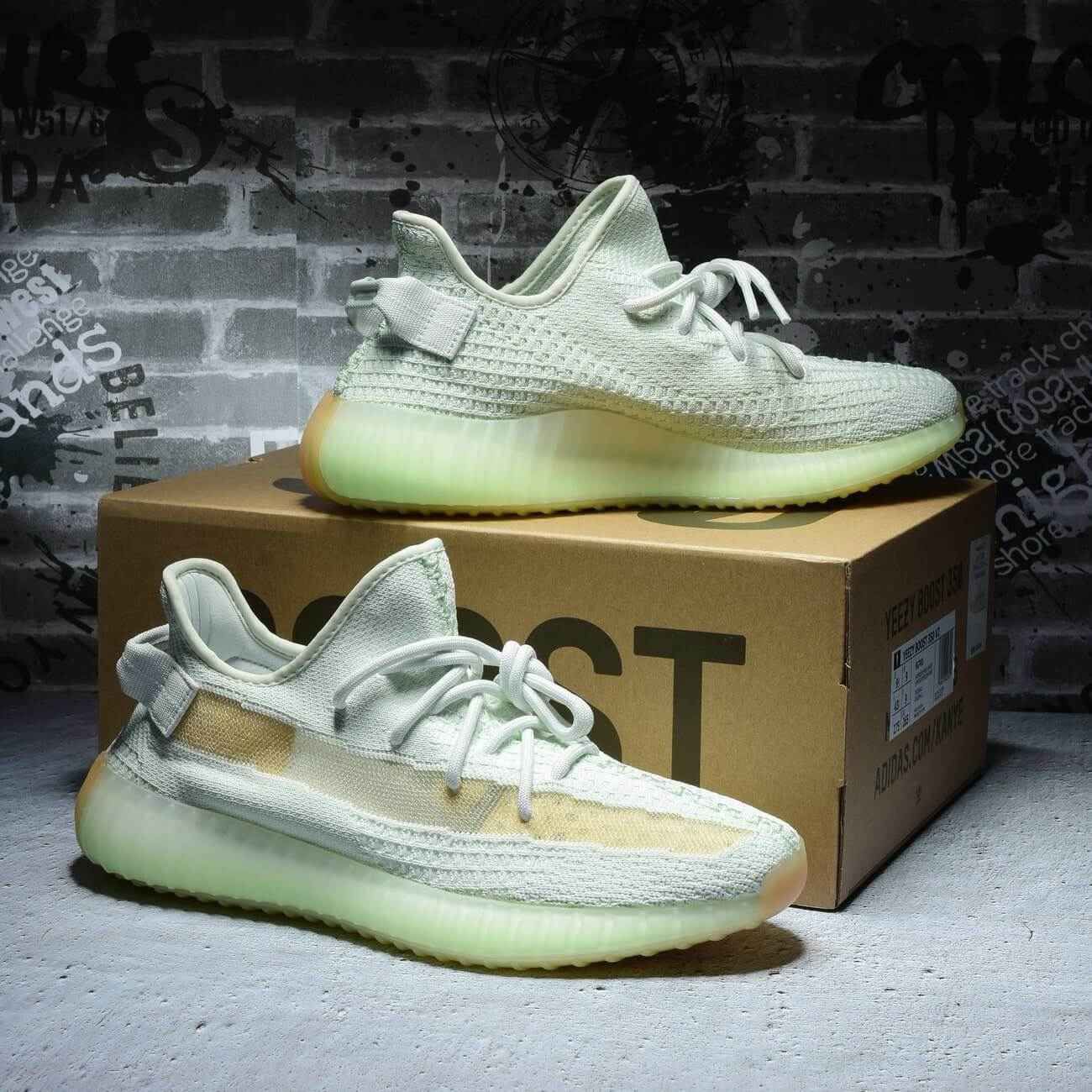 adidas yeezy boost 350 v2 hyperspace